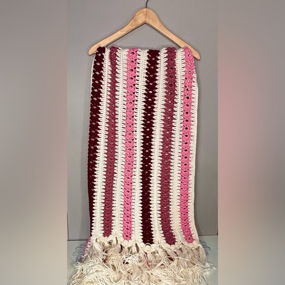 HANDCRAFTED Knitted Fringe Throw - Picture 2 of 5